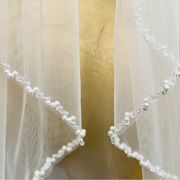 Elegant Ivory Bridal Veil - Picture 2 of 5